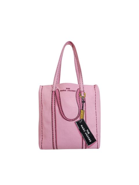 Eine rosafarbene Einkaufstasche von Marc Jacobs mit schwarzen Nähten und Griffen. An einem Griff ist ein Markenetikett angebracht. Die Tasche hat ein strukturiertes Design und einen schlichten, eleganten Look.