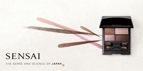 Make-up-Palette mit vier Lidschatten in Erdtönen und zwei kleinen Pinseln, beschriftet mit „Sensai“. Der Hintergrund zeigt eine künstlerische Darstellung von Pinselstrichen in aufeinander abgestimmten Farben. Text: „Der Sinn und die Wissenschaft Japans.“