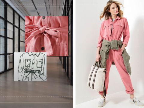 Eine Frau steht in einem rosa Overall mit einer grünen Jacke um die Taille und hält eine weiße Tasche. Die eingefügten Bilder zeigen eine Nahaufnahme der Knopfdetails des Overalls und eine Skizze des Outfits. Der Hintergrund ist ein moderner Flur mit Glaswänden.