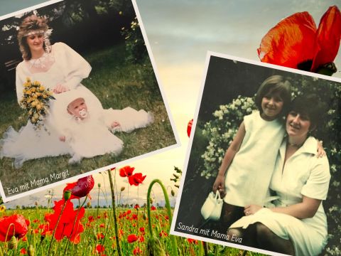 Zwei alte Fotos vor einem Hintergrund aus Mohnblumen. Eines zeigt eine Frau im Brautkleid mit einem Baby, beschriftet mit „Eva mit Mama Margit“. Das andere zeigt eine Frau und ein Kind in weißen Outfits, beschriftet mit „Sandra mit Mama Eva“.