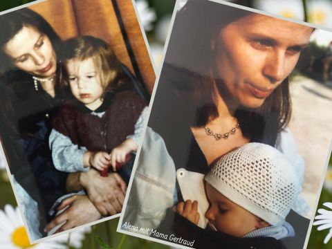 Zwei Fotos einer Mutter mit ihrem Kind. Auf dem ersten sitzen sie drinnen, das Kind trägt einen Pullover. Auf dem zweiten sind sie draußen, das Kind trägt eine weiße Strickmütze und lehnt an der Mutter. Der Text lautet „Alena mit Mama Gertraud“.