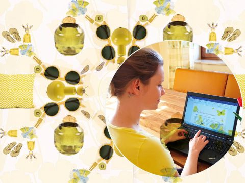 Eine Frau in einem gelben Hemd arbeitet an einem Laptop an einem Holztisch. Auf dem Laptop-Bildschirm ist eine Schmetterlingsgrafik zu sehen. Im Hintergrund ist eine Collage aus Parfümflaschen, Sonnenbrillen und Dekorationsgegenständen in Grün- und Gelbtönen zu sehen.