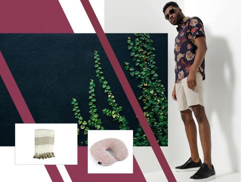 Ein Mann in geblümtem Hemd, beigen Shorts und Sonnenbrille steht vor einem weißen Hintergrund. In der Nähe wachsen grüne Ranken an einer dunklen Wand. Eingefügte Bilder zeigen ein Fransenhandtuch und ein Nackenkissen für unterwegs. Diagonale kastanienbraune Streifen ziehen sich durch das Bild.
