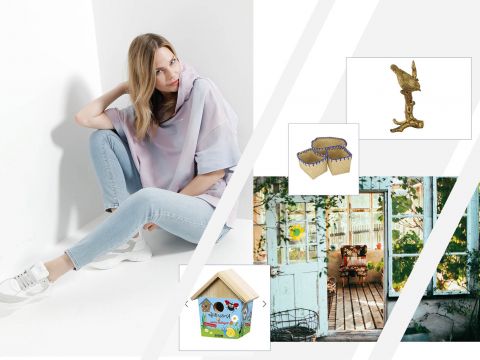 Eine Person in Freizeitkleidung sitzt an einer Wand. Die Collage umfasst Weidenkörbe, ein kleines Holzhaus, einen dekorativen Vogel auf einem Ast und ein lebendiges Gewächshausinneres mit Pflanzen und einfallendem Sonnenlicht.