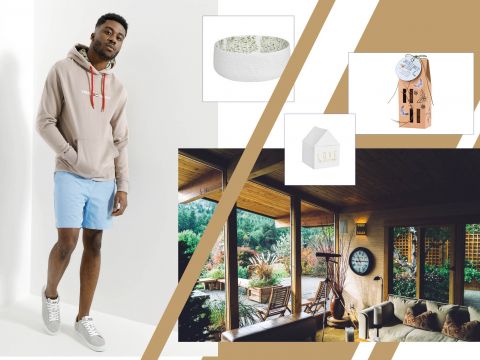 Ein Mann mit einem beigen Kapuzenpullover und hellblauen Shorts steht in einem modernen Wohnzimmer mit großen Fenstern und Holzdekor. Zu den umliegenden Bildern gehören eine strukturierte Schüssel, ein hausförmiges Ornament und eine Geschenkbox.