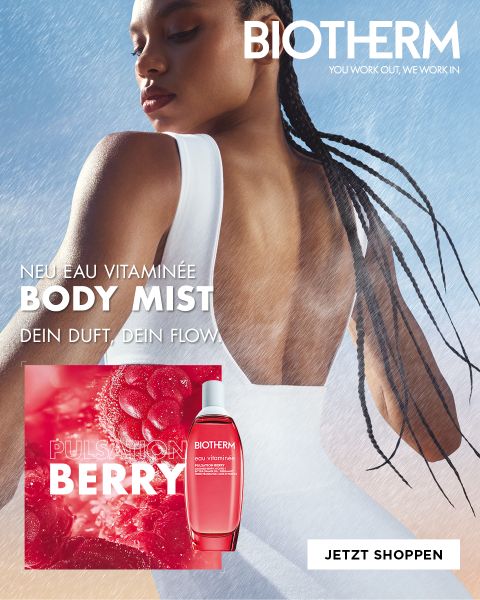 Eine Frau in einem weißen Oberteil steht im Nebel und präsentiert das Biotherm Body Mist. Der Text wirbt für den Duft „Pulsation Berry“ und lädt zum sofortigen Kauf ein.