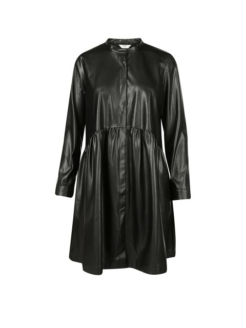 Schwarzes Kunstlederkleid mit hohem Ausschnitt und langen Ärmeln. Das Kleid hat eine lockere, fließende Silhouette mit gerafftem Taillendetail, was ihm ein modernes und stilvolles Aussehen verleiht.