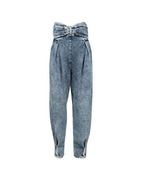 Hoch taillierte, hellblaue Jeanshose mit Bügelfalten, einzigartigem gefalteten Gürteldesign und schmal zulaufenden Beinen. Die Hose hat eine Vintage-Waschung und wirkt maßgeschneidert, was einen klassischen und modischen Stil hervorruft.