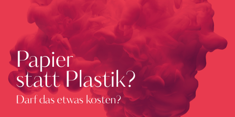 Strukturierter roter Hintergrund mit weißem Text mit der Aufschrift „Papier statt Plastik? Darf das etwas kosten?“.