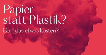 Roter Hintergrund mit wirbelndem rosa und weißem Rauch. Auffälliger weißer Text lautet: „Papier statt Plastik? Darf das etwas kosten?“.