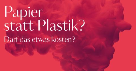 Roter Hintergrund mit wirbelndem rosa und weißem Rauch. Auffälliger weißer Text lautet: „Papier statt Plastik? Darf das etwas kosten?“.