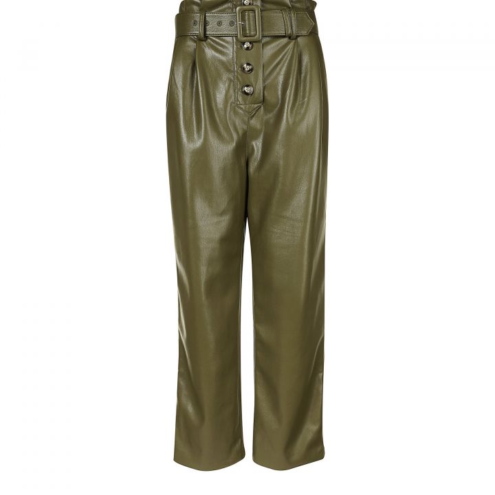 Olivgrüne Lederhose mit hoher Taille, Knopfverschluss vorne, Gürtel und verkürztem Bein.