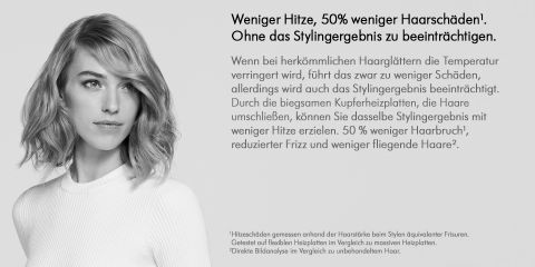Schwarzweißbild einer Frau mit modischem Kurzhaarschnitt. Der deutsche Text beschreibt, wie Haarschäden durch Reduzierung der Hitze beim Stylen reduziert werden können, ohne dass die Ergebnisse beeinträchtigt werden. Der Gesichtsausdruck der Frau ist neutral und sie trägt ein helles Oberteil.