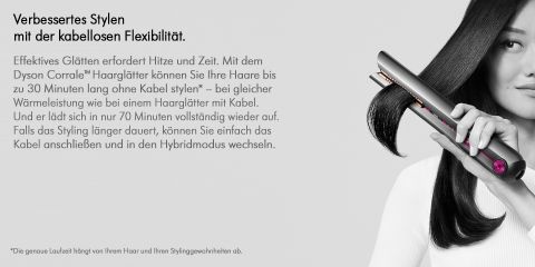 Eine Frau mit langen schwarzen Haaren glättet ihr Haar mit einem kabellosen Haarglätter. Der deutsche Text links erklärt die Vorteile des Dyson Corrale und hebt seine kabellose Flexibilität und schnelle Aufladung hervor.
