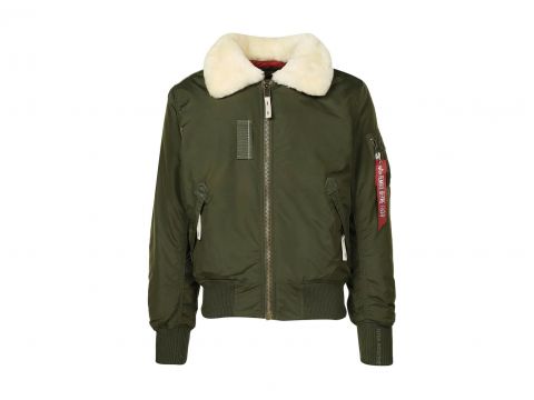 Eine grüne Bomberjacke mit einem plüschigen weißen Kragen und gerippten Bündchen. Sie verfügt über Reißverschlusstaschen und ein rotes Stoffetikett am Ärmel. Die Jacke ist vor einem weißen Hintergrund abgebildet.
