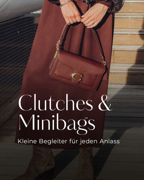 Eine Person in einem langen kastanienbraunen Rock hält eine passende Handtasche. Text: "Clutches & Minibags. Kleine Begleiter für jeden Anlass.