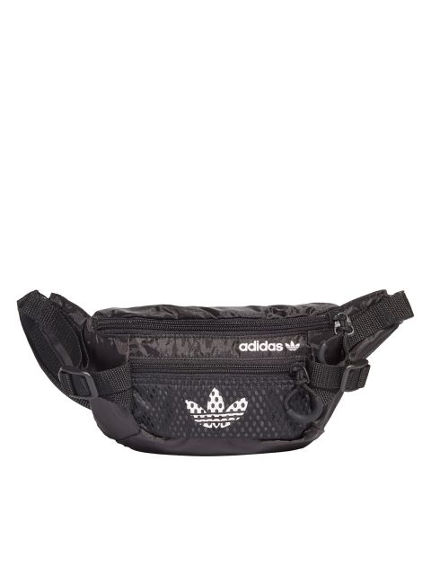 Eine schwarze Adidas-Gürteltasche mit Reißverschlusstasche vorne und verstellbaren Riemen. Auf der Vorderseite der Tasche befindet sich das Adidas-Logo in Weiß.