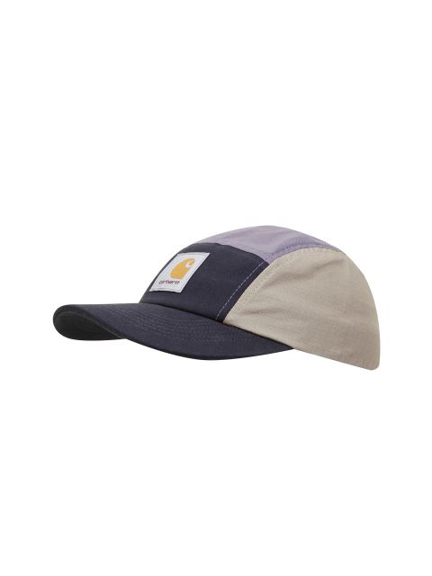 Eine mehrfarbige Kappe mit Einsätzen in Marineblau, Lila und Beige. Auf der Vorderseite befindet sich ein rechteckiger Carhartt-Logoaufnäher.