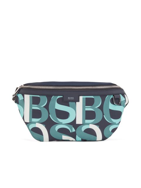 Eine stilvolle Gürteltasche mit einem auffälligen Design mit überlappenden Buchstaben in Blaugrün und Weiß auf dunklem Hintergrund. Die Tasche hat einen Reißverschluss und ein kleines Logoetikett auf der Vorderseite.