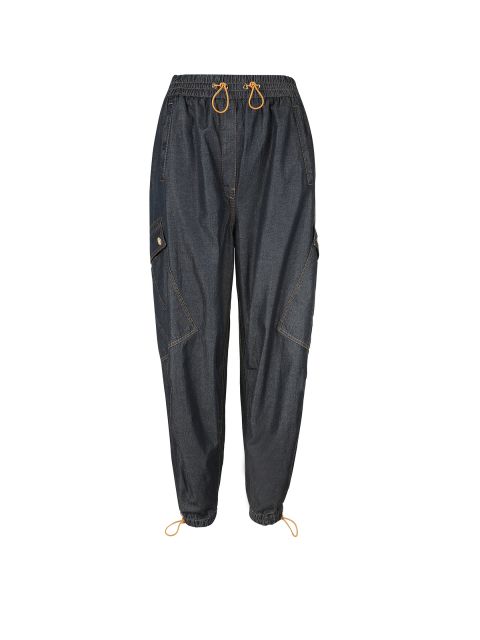 Dunkelblaue Jeans-Jogginghose mit elastischem Bund und Kordelzugverschluss. Sie verfügt über seitliche Cargotaschen mit Knopfklappen und zusätzliche Kordeln an den Knöcheln für eine individuelle Passform.