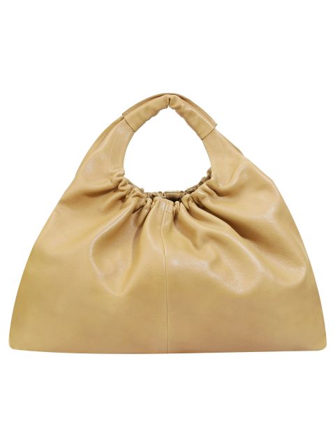 Eine beige Lederhandtasche mit gerüschtem Design und rundem Griff, fotografiert vor einem weißen Hintergrund.