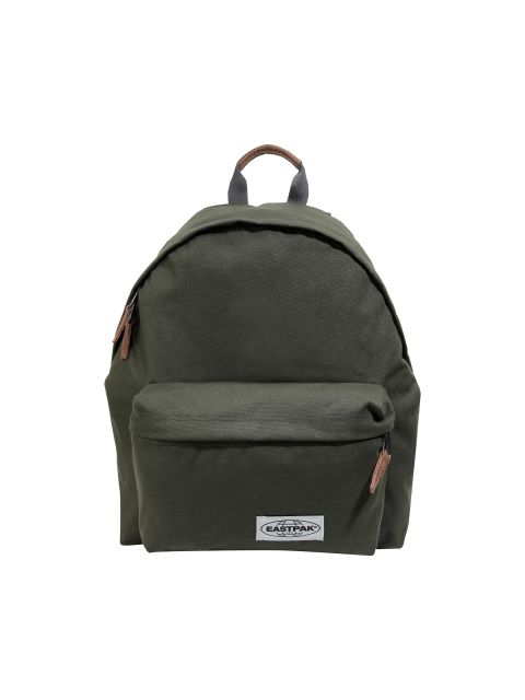 Ein grüner Rucksack mit einer Vordertasche, braunen Lederreißverschlüssen und einem Logo-Aufnäher auf der Tasche. Der Rucksack hat verstellbare Schultergurte und einen braunen Griff oben.