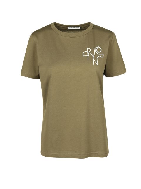 Ein schlichtes olivgrünes T-Shirt mit einem weißen abstrakten Logo auf der oberen linken Seite. Das Shirt hat einen runden Ausschnitt und kurze Ärmel und ist für einen lässigen Look konzipiert.