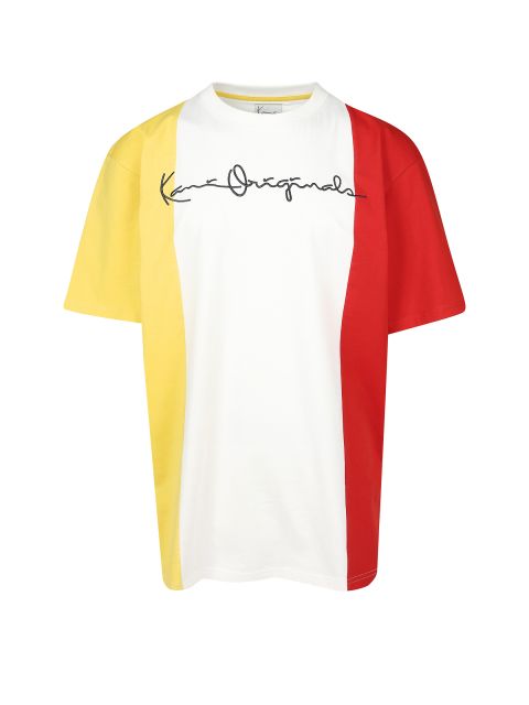Ein T-Shirt mit buntem Blockmuster. Die linke Seite ist gelb, die Mitte weiß und die rechte Seite rot. Auf der Brust steht in Schreibschrift „Kare Originals“.
