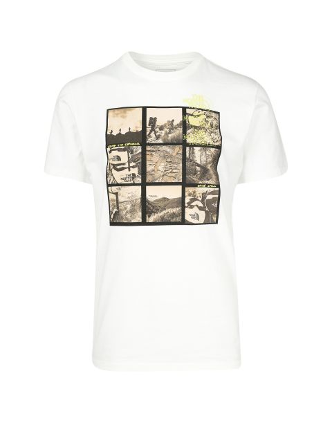 Ein weißes T-Shirt mit einer Grafik aus neun quadratischen Feldern, die verschiedene Naturszenen, darunter Berge und Wanderwege, in einem skizzenhaften Stil darstellen. Das Design enthält ein dezentes Logo in der oberen rechten Ecke.