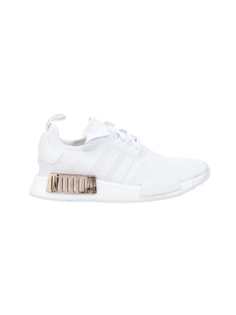 Ein weißer Sportschuh mit strukturierter Sohle, gestricktem Obermaterial und metallischem Roségold-Akzent auf der Zwischensohle. Der Schuh verfügt über das ikonische Drei-Streifen-Design an der Seite.