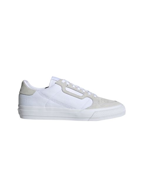 Eine Seitenansicht eines weiß-grauen Low-Top-Sneakers mit strukturierter Sohle. Der Schuh hat weiße Schnürsenkel und eine Kombination aus glattem Stoff und wildlederähnlichem Material am Obermaterial. Das Design ist minimalistisch und modern.