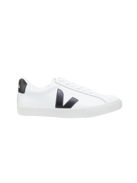 Ein weißer Sneaker mit schwarzen Akzenten und einem markanten schwarzen „V“ an der Seite. Der Schuh hat weiße Schnürsenkel und eine weiße Sohle mit einem schwarzen Fersendetail. Das Design ist minimalistisch und modern.