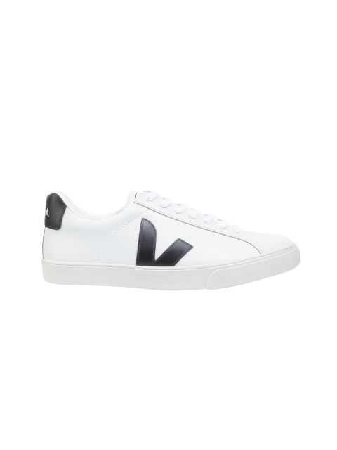 Weißer Sneaker mit schwarzem Logo an der Seite und schwarzer Fersenlasche. Der Schuh hat eine weiße Sohle und weiße Schnürsenkel.