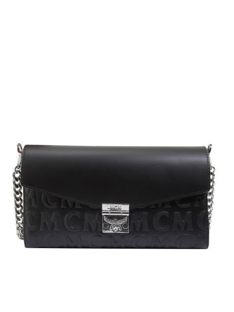 Eine schwarze Lederhandtasche mit silbernem Kettenriemen und geprägtem „MCM“-Schriftzug. Sie hat eine rechteckige Klappe mit silbernem Verschluss.