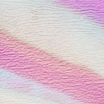 Abstraktes Bild mit weichen, gewellten Linien in Rosa-, Lila- und Weißtönen. Die Textur ähnelt einer gewellten Oberfläche und erzeugt ein beruhigendes, geschichtetes Muster.