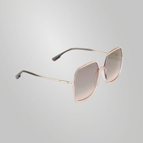 Eine stilvolle Sonnenbrille mit großen, quadratischen Gläsern und einer leichten Farbverlauftönung. Der Rahmen ist hellrosa mit dünnen Metallbügeln und dunklen Enden, die sich von einem schlichten grauen Hintergrund abheben.