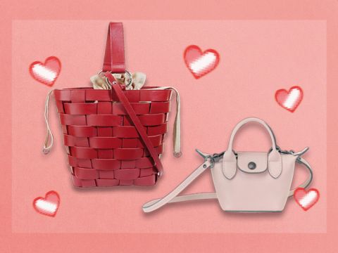 Zwei Handtaschen auf rosa Hintergrund mit Herzgrafiken. Eine ist eine gewebte rote Beuteltasche mit einem Crossbody-Gurt und die andere ist eine kleine, hellrosa Handtasche mit einem abnehmbaren Riemen.