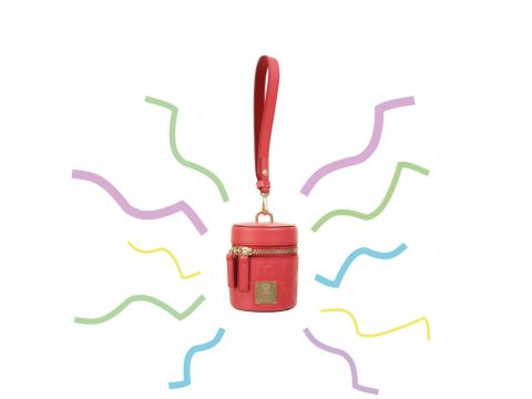 Vor einem weißen Hintergrund ist eine kleine, rote, zylindrische Geldbörse mit Handschlaufe zu sehen. Bunte, wellenförmige Linien in Pastelltönen strahlen nach außen und erzeugen einen verspielten und lebendigen Effekt rund um die Geldbörse.