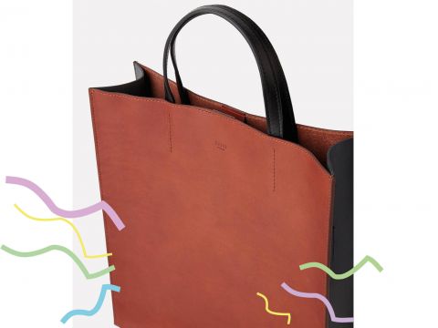 Eine stilvolle Einkaufstasche aus braunem Leder mit schwarzen Griffen und offenem Design. Der Hintergrund ist mit bunten, gewellten Linien verziert.
