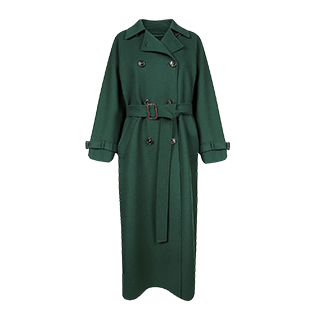 Ein langer, grüner Trenchcoat mit zweireihiger Vorderseite, Knopfdetails und passendem Gürtel. Der Mantel verfügt über breite Revers und Gürtelmanschetten, die ihm ein klassisches und elegantes Aussehen verleihen.