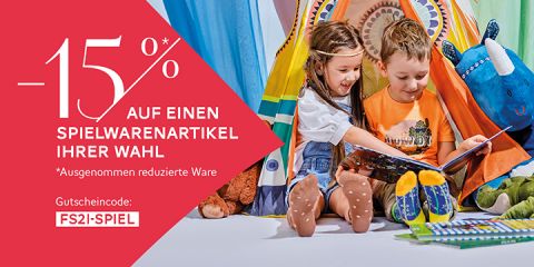 Zwei Kinder sitzen in einem bunten Zelt auf dem Boden, sind von Spielzeug umgeben und lesen ein Buch. Im Text gibt es 15% Rabatt auf ein Spielzeug nach Wahl, reduzierte Artikel sind davon ausgenommen, und der Aktionscode lautet: FS21-SPIEL.