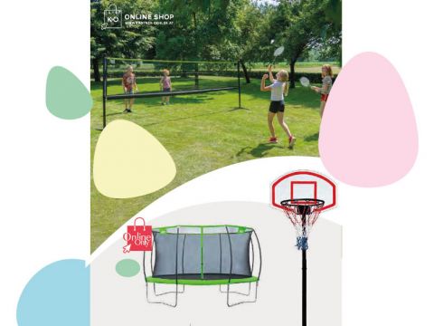 Kinder spielen draußen auf einer Wiese Badminton. Darunter ist ein Trampolin mit der Aufschrift „Nur online“ neben einem Basketballkorb zu sehen. Helle, abstrakte Formen schmücken den Hintergrund.