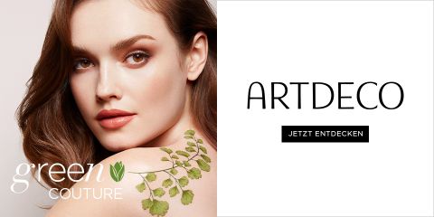 Eine Frau mit braunem Haar zeigt ein sanftes Lächeln und ein grünes Blattmuster auf ihrer Schulter. Der Text „green COUTURE“ ist neben „ARTDECO“ und einem Button mit der Aufschrift „JETZT ENTDECKEN“ zu sehen.