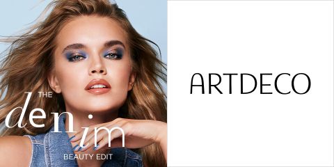 Ein Model mit langen Haaren und auffälligem blauem Augen-Makeup posiert in einem Jeans-Outfit. Links steht der Schriftzug „THE DENIM BEAUTY EDIT“. Rechts steht der Markenname „ARTDECO“ auf weißem Hintergrund.