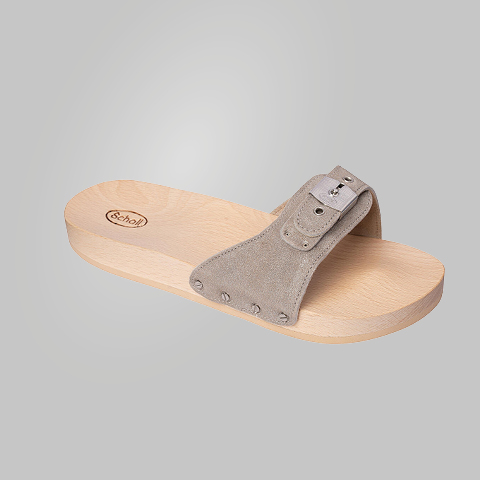 Eine hellbeige Sandale mit Holzsohle und Wildlederriemen mit Schnallendetail. Das Markenlogo ist auf das Fußbett geprägt. Die Sandale ist auf einem schlichten grauen Hintergrund abgebildet.