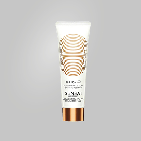 Eine Tube Sensai Cellular Protective Cream für das Gesicht mit LSF 50+ vor einem neutralen Hintergrund. Die Tube ist weiß mit einer goldenen Kappe und weist ein kreisförmiges goldenes Design auf.