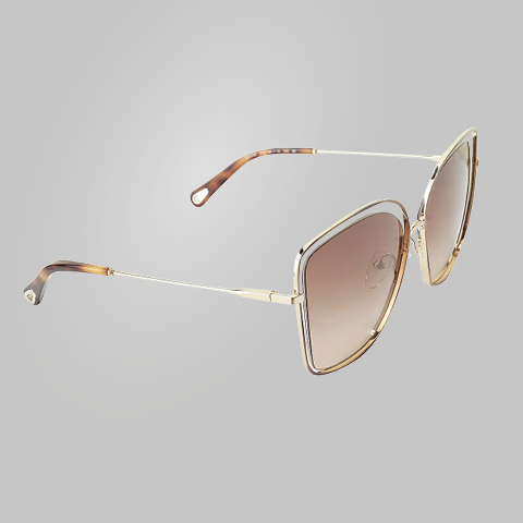 Stilvolle übergroße Sonnenbrille mit dünnem Goldrahmen und braunen Verlaufsgläsern, modernes, elegantes Design mit schlanken Bügeln in Schildpattoptik vor hellgrauem Hintergrund.