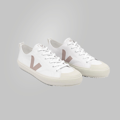 Ein Paar weiße Low-Top-Sneaker mit beigen Akzenten und einem markanten „V“-Logo an den Seiten. Die Schuhe haben weiße Schnürsenkel und eine beige Zehenkappe und Sohle aus Gummi vor einem schlichten grauen Hintergrund.