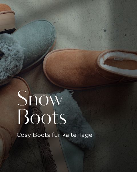Mehrere Paar warme, flauschige Schneestiefel in Braun und Grau liegen auf einem hellen Boden verstreut. Der Text auf dem Bild lautet: "Snow Boots. Gemütliche Stiefel für kalte Tage.