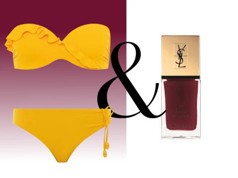 Ein gelber Bikini mit Rüschenoberteil und seitlich gebundenem Unterteil ist vor einem gespaltenen burgunderroten und weißen Hintergrund zu sehen. Ein Et-Zeichen verbindet den Bikini mit einer Flasche dunkelburgunderfarbenen Nagellacks mit goldener Kappe.